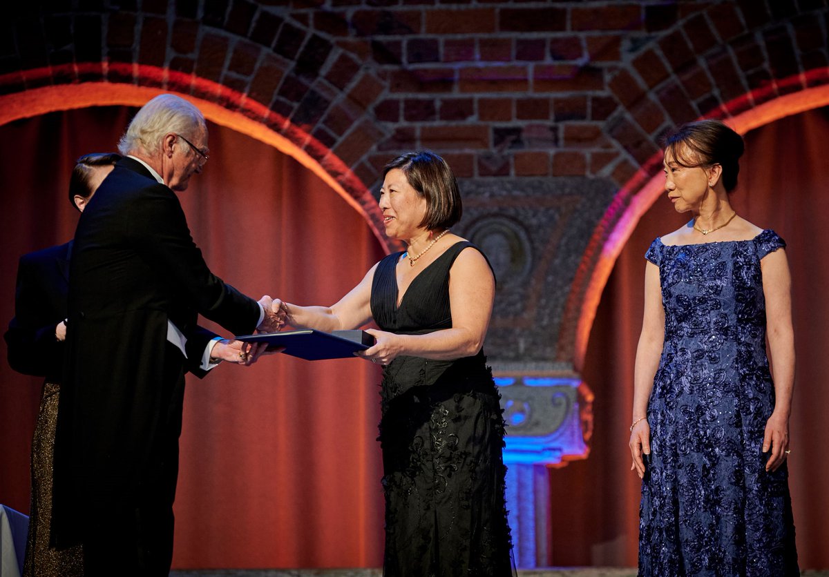 Congratulations to Catherine Wu, MD, @DanaFarber who was presented with the Sjöberg Prize by Sweden’s King Carl XVI Gustaf at the Royal Swedish Academy of Sciences Annual Meeting for her pioneering research in personalizing vaccines to treat cancer. ➡️ ms.spr.ly/6015choa3
