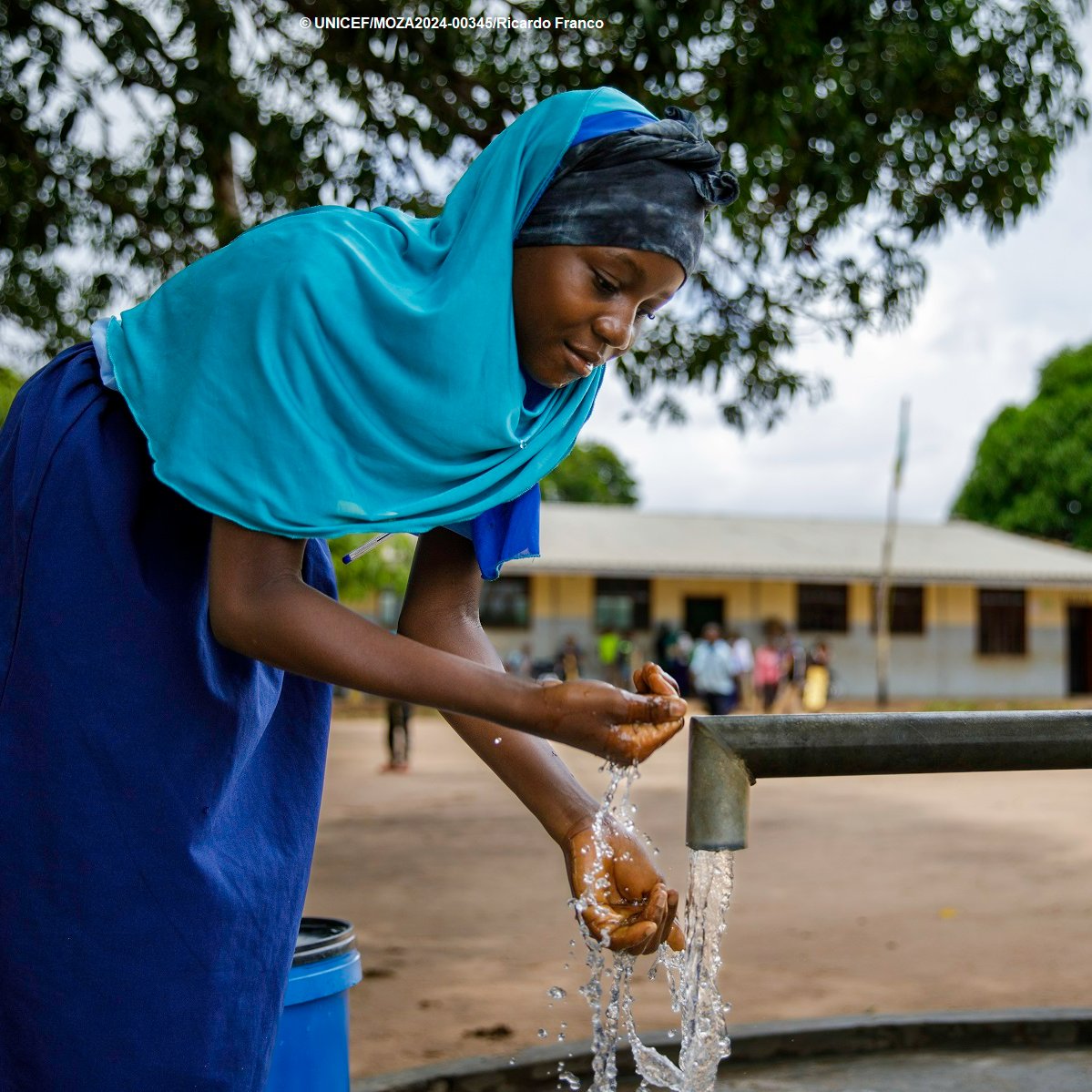 UNICEF_Moz's tweet photo. 14-year-old Anatalia’s attendance in class has improved significantly since UNICEF rebuilt the water system at her school.

UNICEF is restoring waterpoints damaged in Cyclone Freddy throughout Zambezia with the support of @UNCERF 👇 
https://t.co/LsUTS9tKKZ https://t.co/KEFgvAViAx