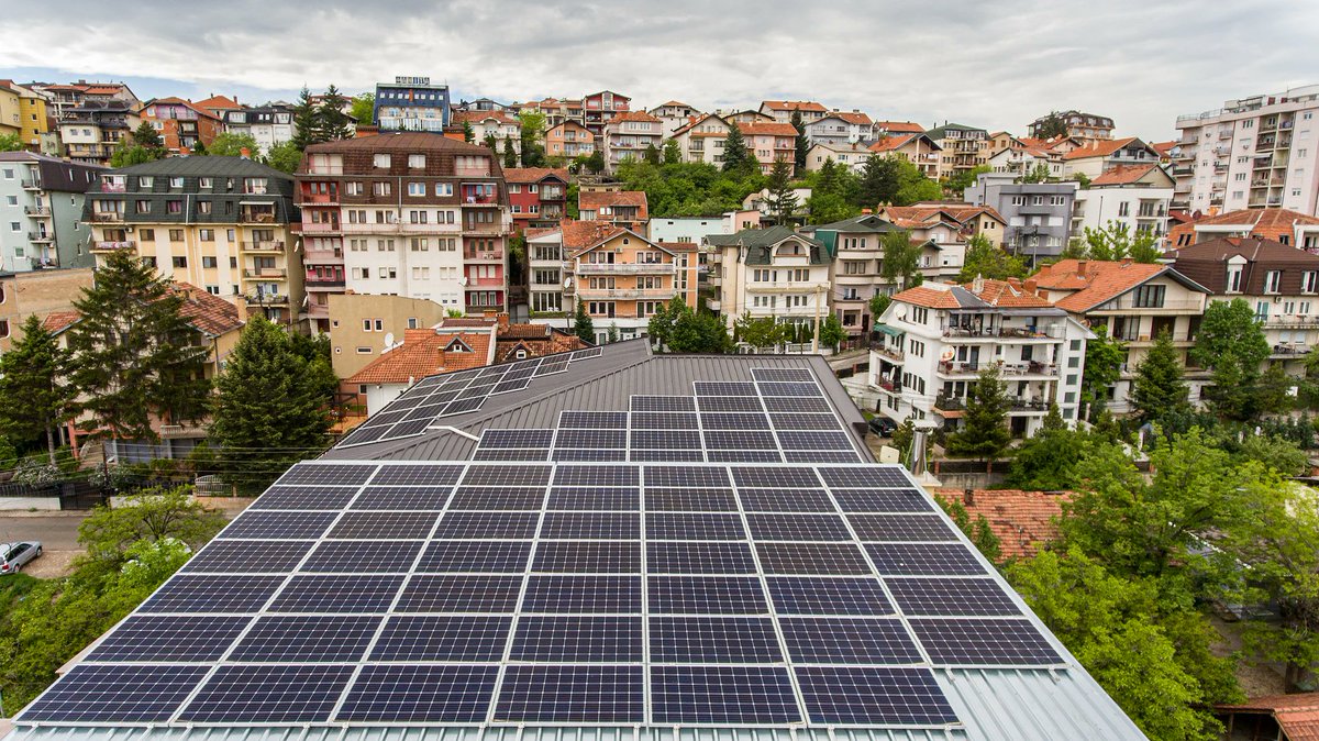 Kosovo still grapples with significant #pollution, as 97% of its electricity comes from non-renewable sources. 💡Recognizing the urgency of the issue, @UNDP_Kosovo took an initial step by installing a #solar system at UN premises in Pristina. Read more: t.ly/JokqZ