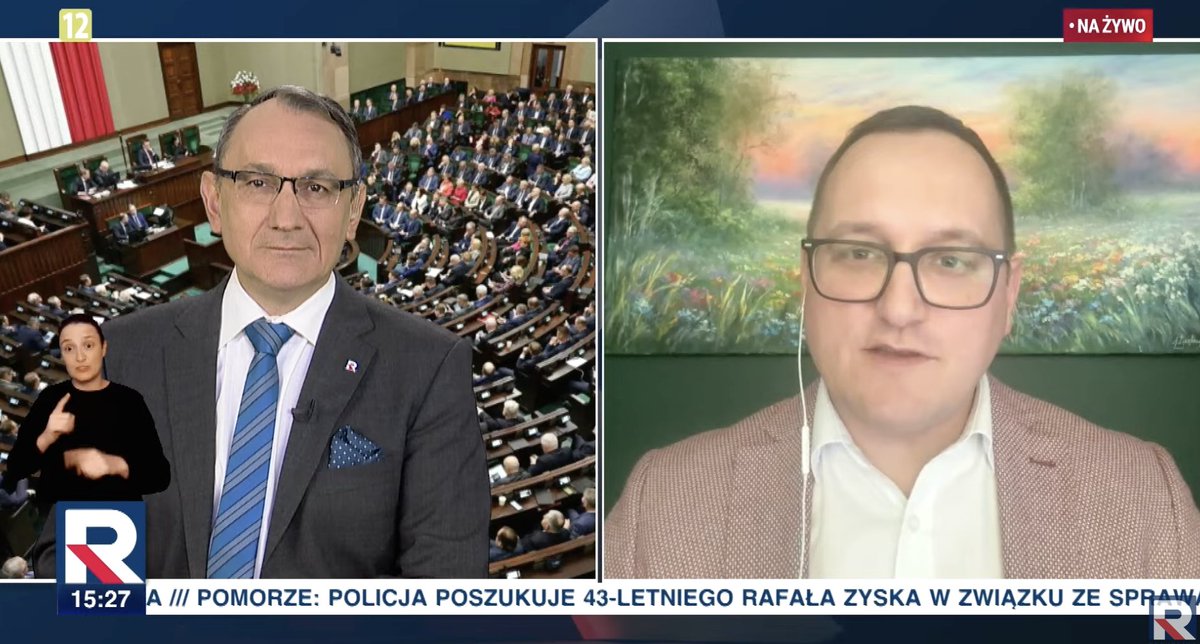 RepublikaTV's tweet photo. #RepublikaDzień | Łukasz #Brodzik: Pan Jacek Protasiewicz był członkiem unii wolności, a później Platformy Obywatelskiej, z której wyleciał z hukiem po tym, jak na lotnisku wyzywał funkcjonariuszy od nazistów. Mało kto z nas wiedział, że on tam w dolnośląskim dalej istnieje, w weekend dał o sobie znać. Jak czyta się wszystkie jego wpisy, to włos się jeży na głowie, a on nawet za to nie przeprasza. Donald Tusk może chcieć przez pana Protasiewicza uderzyć w swojego koalicjanta- Trzecią Drogę.
#włączprawdę #TVRepublika