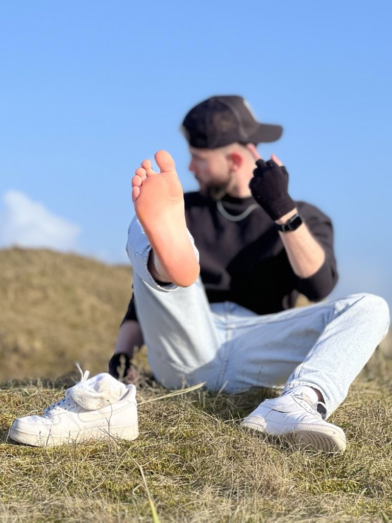 alphavikingmatt's tweet photo. POV: We’re alone at the beach and I tell you that I know ur a f4g bc I saw ur search history. I give u permission to kiss my feet if u send me 20€ 🖕🏻👑

#FOOTFETİSH #Alphamale #sneakerhead https://t.co/TjXi2aI8Vq