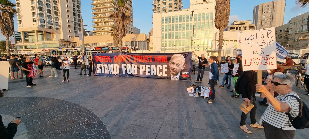 🚨 Now in front of the US Embassy in TLV: Yes to a regional agreement and a two-state solution! No to war! Activists of Peace Now are demonstrating in support of a regional agreement and a two-state solution. Because it is clear that agreements save lives. Peace - Now!