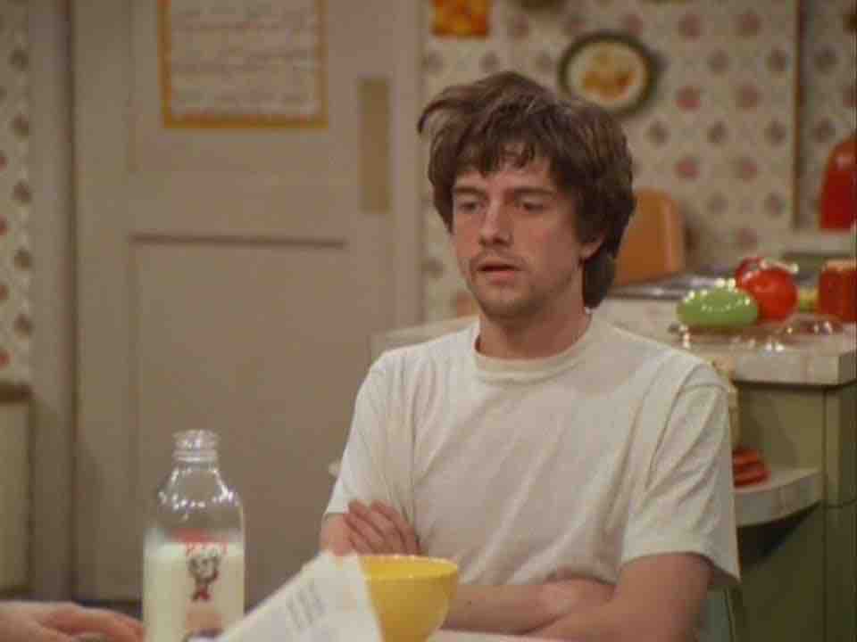 Yo desayunando frente a la taza que dice “ríe, ama y sueña”: