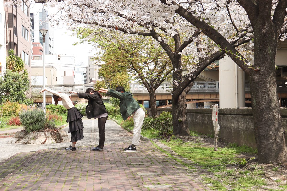 current_design's tweet photo. 新しいスタッフさんが入ったので
桜の下で記念撮影しておきました。 https://t.co/vkPno9QYCP