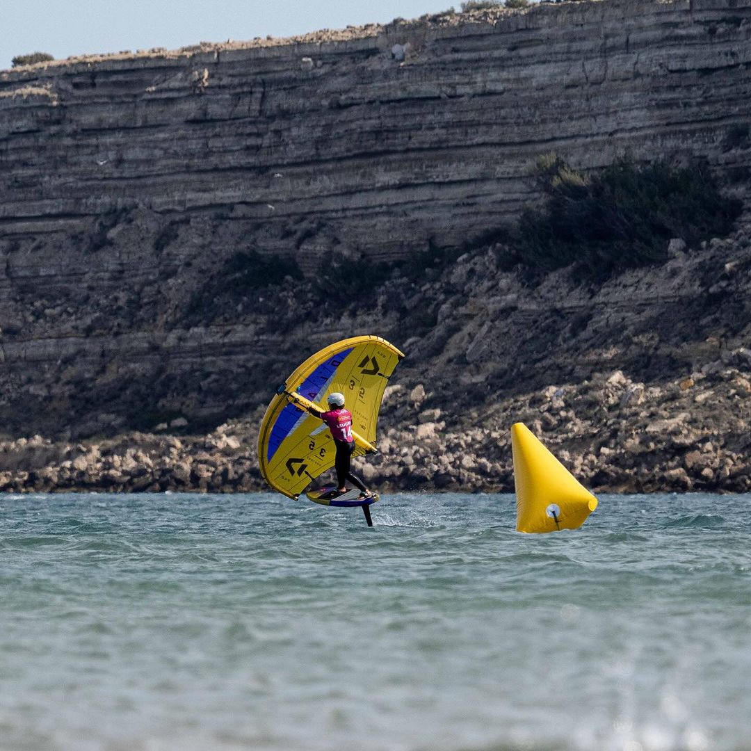 🥇 GWA Wingfoil World Cup Leucate La rider tarifeña cierra un evento espectacular con ambos triunfos en las disciplinas de Freestyle y Slalom en la costa francesa🇫🇷 Próxima parada: Tarifa 🇪🇸 ¡Enhorabuena Nia! 🚀 #bewolfishteam