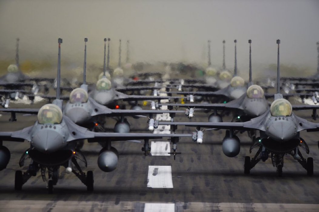 „Die „Kampfjet Koalition“ wird der Ukraine 🇺🇦 eine „bedeutende Anzahl“ (aktueller Stand 55 Stück) von F-16 Jets übergeben, die vollständig repariert und modernisiert und mit den neuesten Waffen ausgestattet werden, — norwegische 🇳🇴 Außenminister Espen Bart Eide

🇳🇴🤝🇩🇰🤝🇺🇦🤝🇳🇱