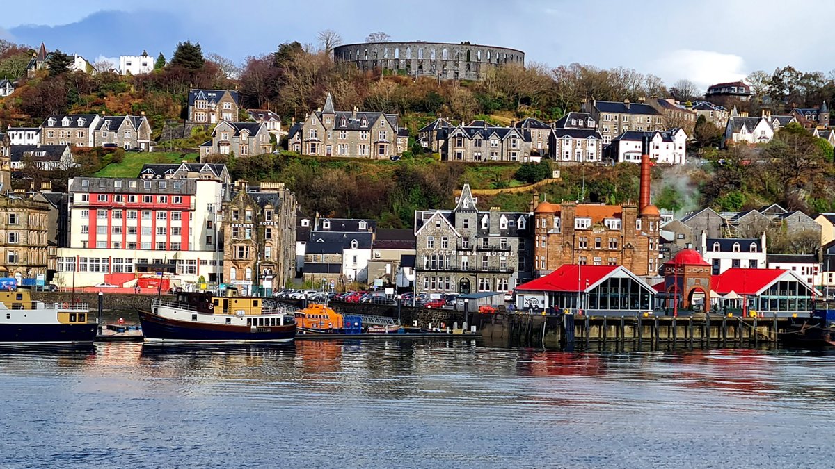 Oban, such a beautiful wee town where you can see panoramic views of the mountains, lochs and islands which have captivated visitors for centuries.  Did I mention that it also has a distillery...?

#visitscotland #scotland @wayfaringkiwi @Madaboutravel @Theweewhitedug