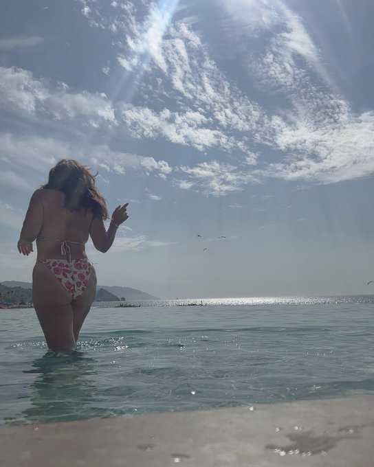 Good morning, it&rsquo;s getting hotter https://t.co/PSFhgOKHU5