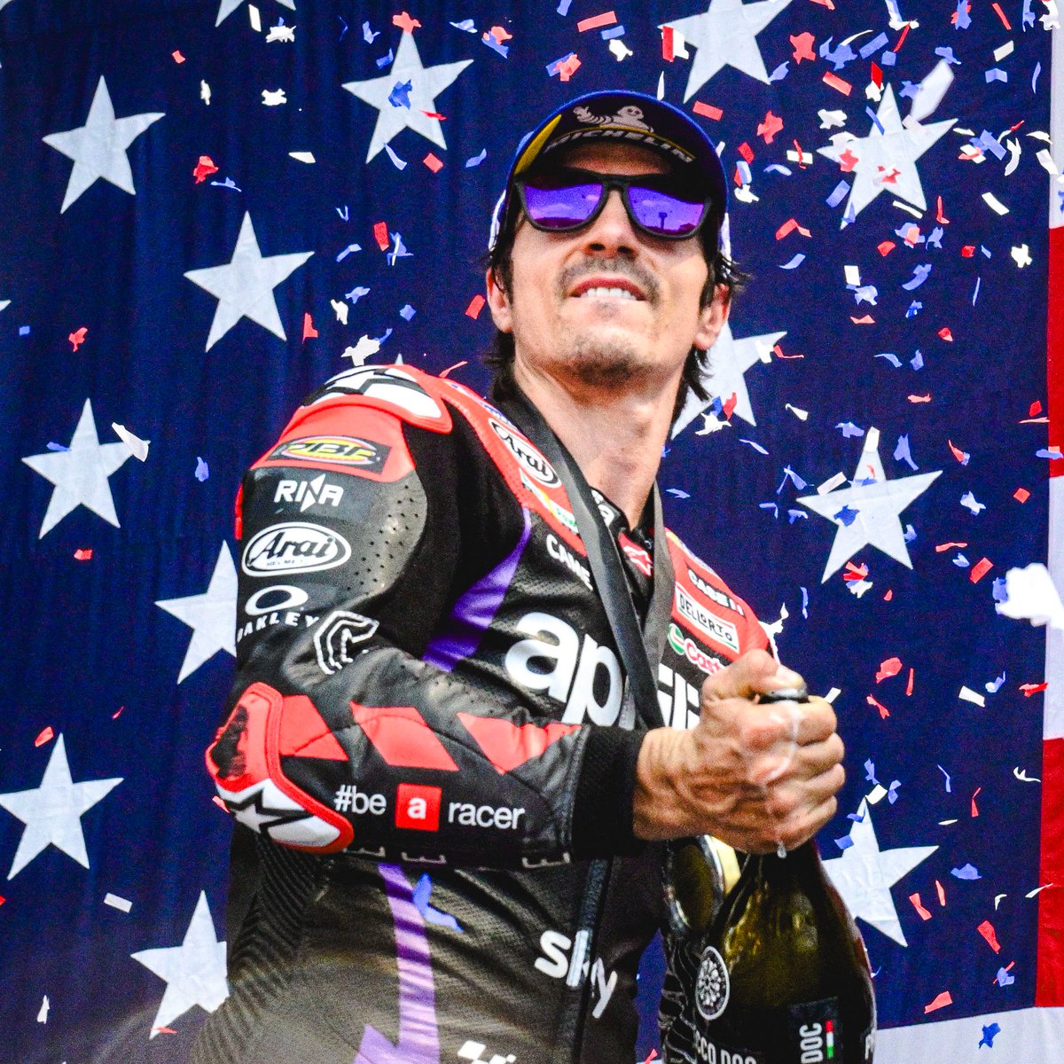 Swinxy's tweet photo. OJO AL DATO

Maverick Viñales logró pole, Sprint, vuelta rápida y victoria en el #AmericasGP 🇺🇸

Es el segundo piloto en conseguirlo: solamente lo había hecho Pecco Bagnaia en Austria 2023.