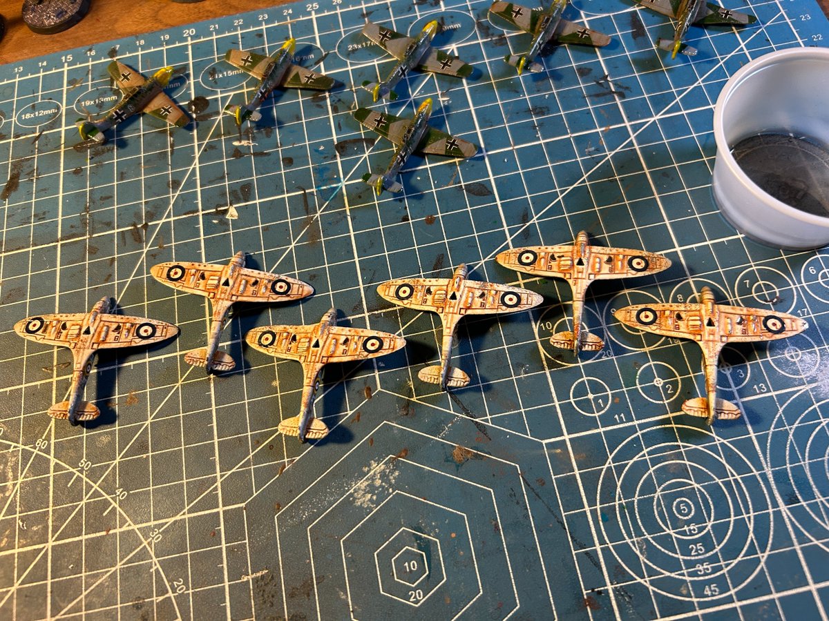 JunkieTerrain's tweet image. Finally, wrapping these planes up for my buddy.  Final step is to weather them and make them look more realistic.  I may have gone a little to heavy with the weathering but when they are on the table at arms length they look pretty good.

@WarlordGames #bloodredskies