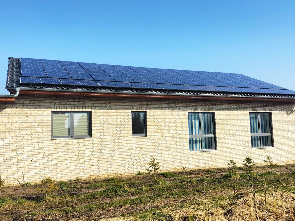 A clinic in Germany goes solar with a 22kW system with the MID 25KTL3-XH inverter, APX HV Battery, and THOR EV Charger, all from #Growatt. By effectively utilizing solar power, energy storage, and EV charging, they are reducing electricity costs significantly. Credit: SVM Solar
