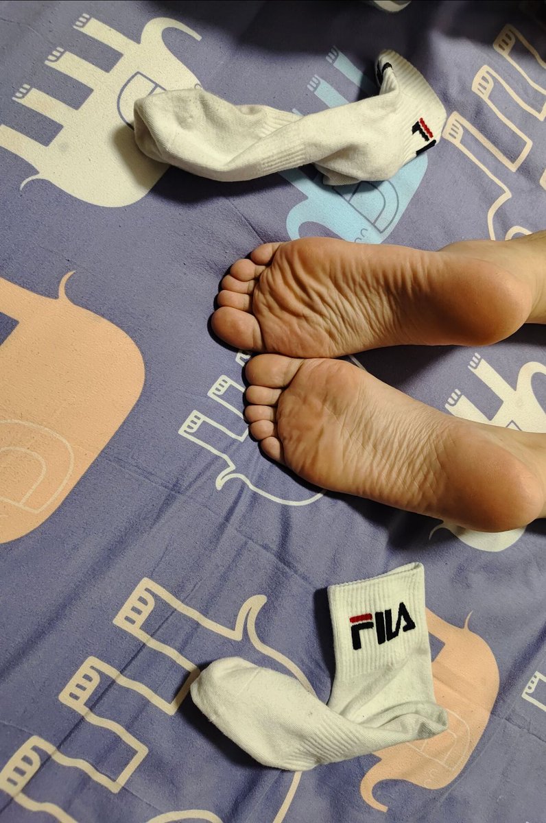 0451地区，哈尔滨推友投稿，找同好上门保养我女朋友的鞋子，棉袜，女友刚毕业，39码轻微汗脚，有意向上门保养的同好可私信我获取联系方式！ https://t.co/gV4KIsiufS