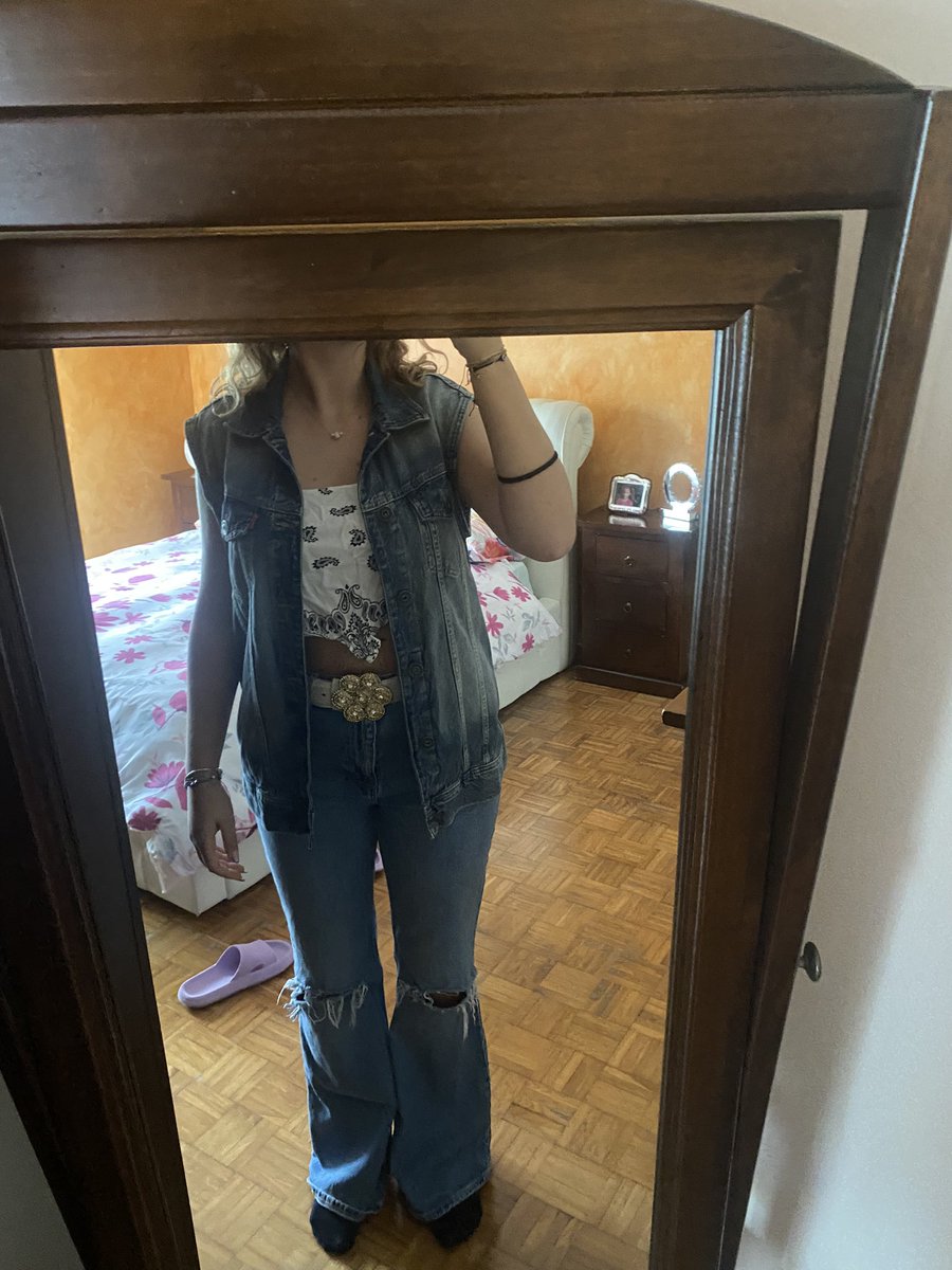 sabato festa di 18 anni a tema 2000, unico outfit decente che sono riuscita a creare perché letteralmente in quegli anni si vestivano al buio