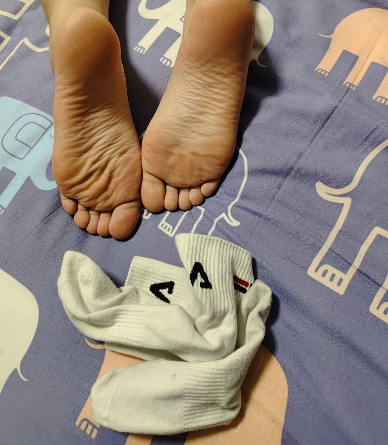 0451地区，哈尔滨推友投稿，找同好上门保养我女朋友的鞋子，棉袜，女友刚毕业，39码轻微汗脚，有意向上门保养的同好可私信我获取联系方式！ https://t.co/gV4KIsiufS