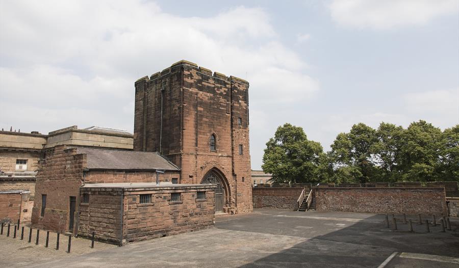 Is it #spring yet? We really aren't sure but either way a day out in #chester is always a winner! Don't forget to visit #chestercastle too Perfect for a day out by train 🔽🏰english-heritage.org.uk/visit/places/c… @Northern @beenetwork #midcheshirerailwayline #takethetrain #daysoutbytrain