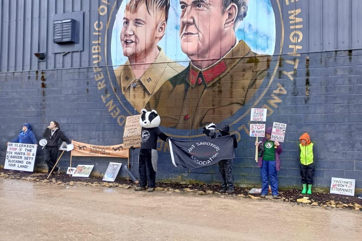 Watch: Animal rights protesters storm Jeremy Clarkson’s brewery to stop fox hunters doncasterfreepress.co.uk/read-this/anim…