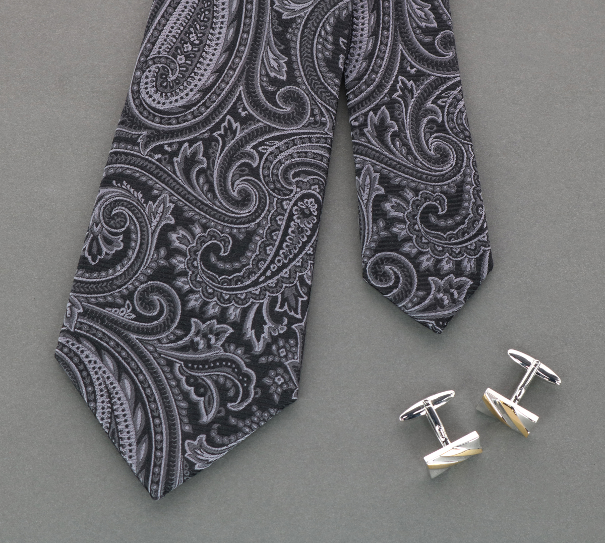 One of our most popular designs, the sobee, finally comes in a necktie! bit.ly/43XBCoq #mensfashion