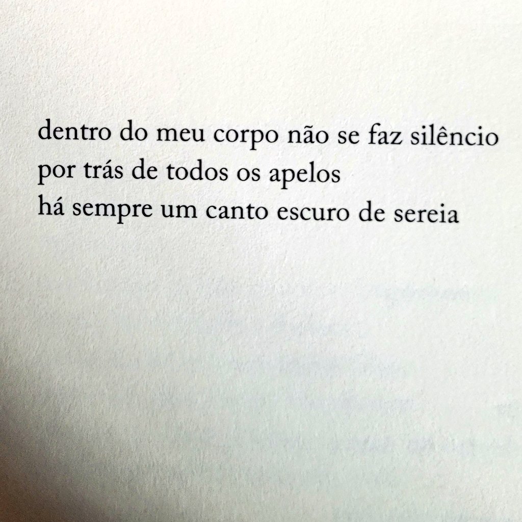 De Maíra Ferreira em "Esses dias que estamos vivendo há anos". Trecho final do poema "verão", página 22, Urutau.

#poesia #poesiabrasileira #mairaferreira