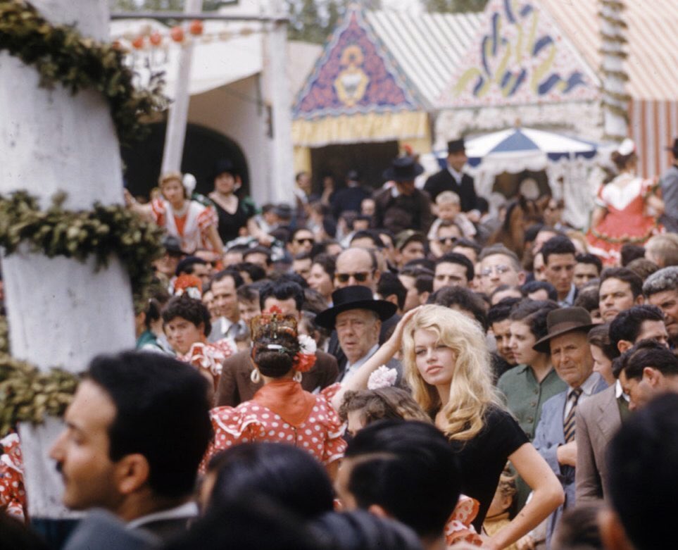 RobertDeglane's tweet photo. Fotón de Brigitte Bardot en la feria de Sevilla destacando entre la multitud (1958). https://t.co/942RSG9yM8