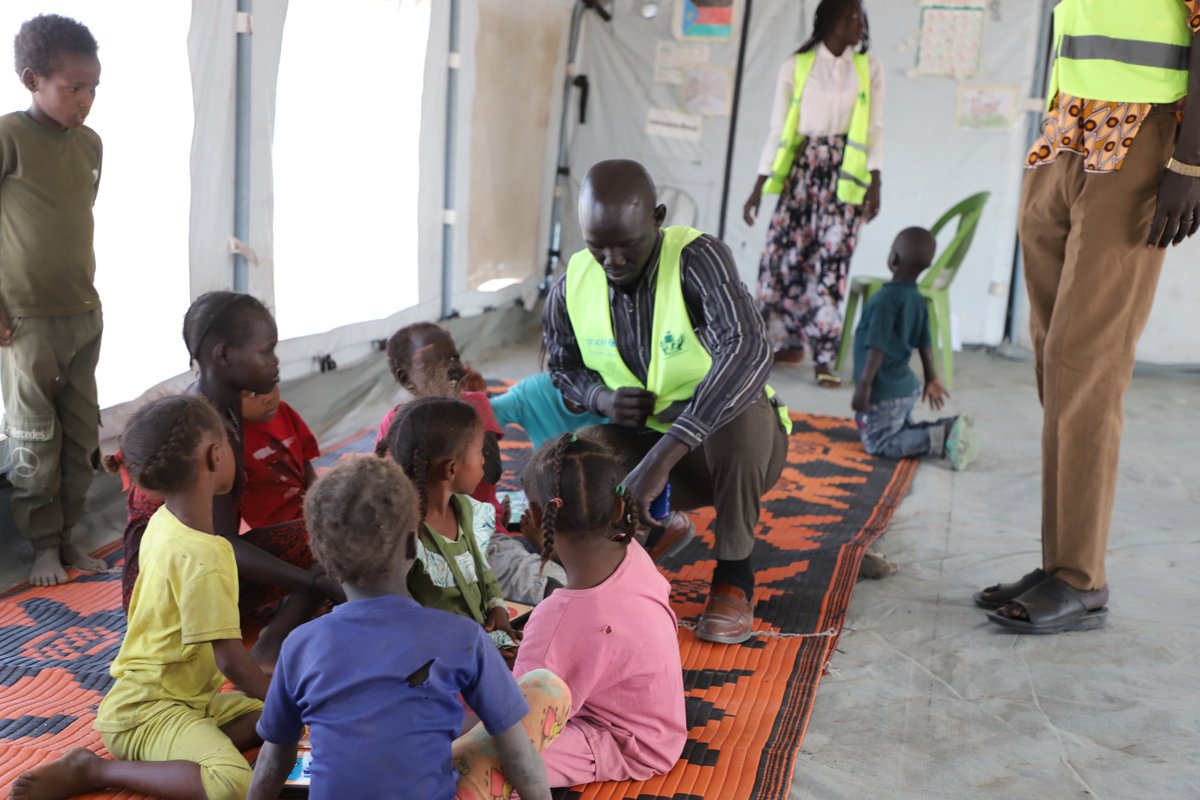 Delivering #ForEveryChild, #NoMatterWhat 𝟏 𝐲𝐞𝐚𝐫 since the #Sudancrisis started - yet despite challenging circumstances, @UNICEF continues to deliver emergency relief for children and families who fled to #SouthSudan. With thanks to the EU, @UNCERF @FCDOGovUK @WorldBank