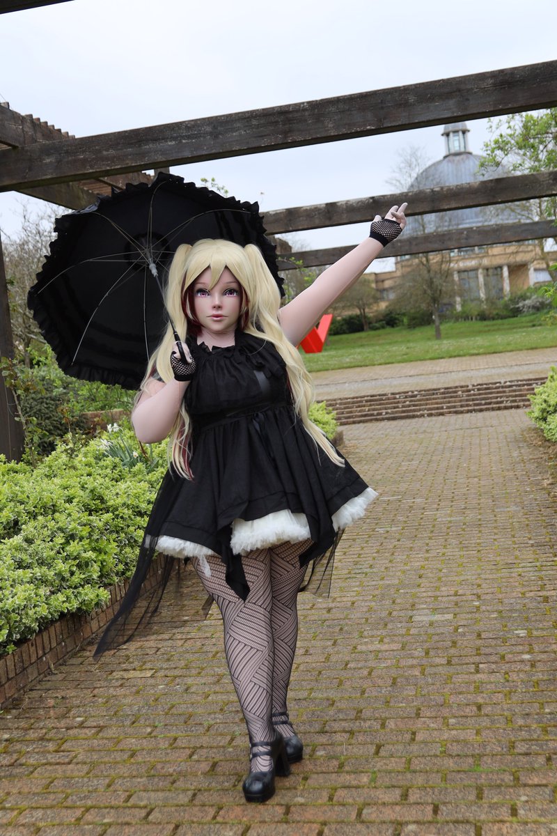 seems today doesn't know how to go as it rains one second then lovely and sunny the next then suddenly HAIL 🤣 either way stay dry and warm :3 💖💖 📸 @CloudTied ((parasol belongs to @ContrastKig))