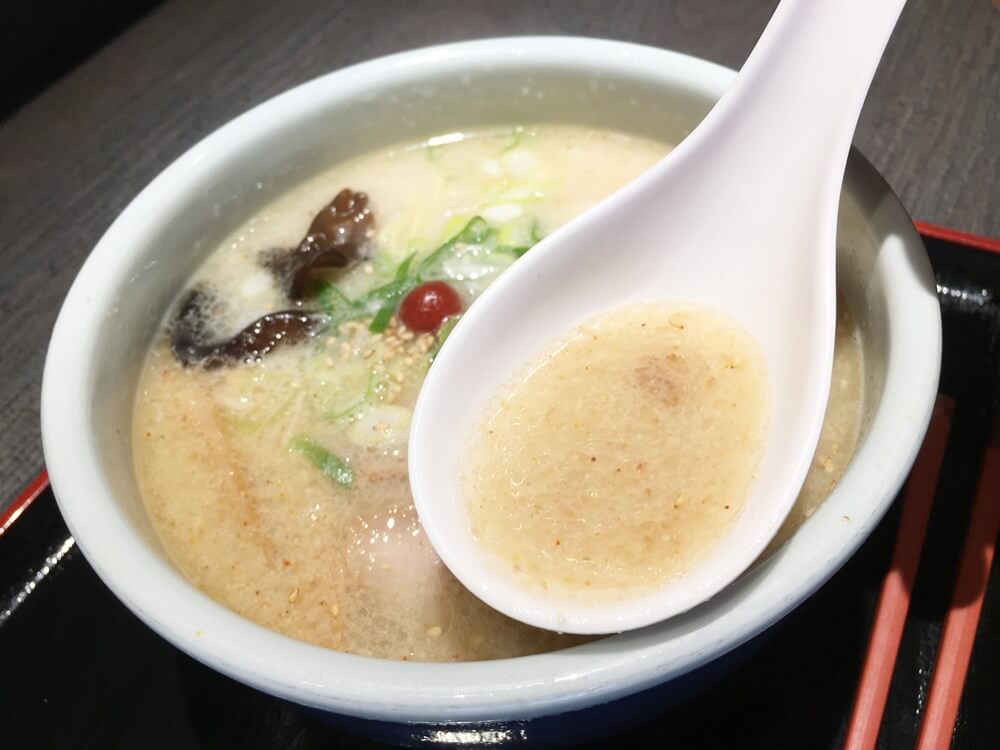 CG_gourmet's tweet photo. 超ご当地グルメ
過去記事紹介
2020年12月来店
#旭川ラーメン の新しい流れを作った【#らーめん山頭火 #旭川本店】のしおらーめん
https://t.co/2AM2yJmKDz

「らーめん山頭火」のしおらーめんといえば、真ん中に乗せられた真っ赤な小梅が特徴。 https://t.co/OWjRI3RDPr