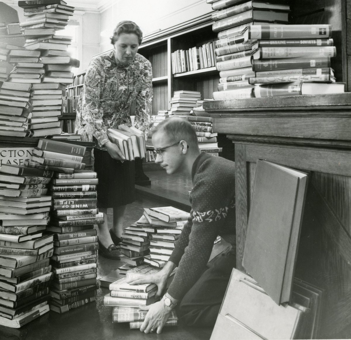 O is for Organize! Get all of those photos, letters, and other family treasures sorted and ready to share! Join Grace Schmidt Room staff this Thursday to learn strategies based in archival science to help you create a personal archive. kpl.events.mylibrary.digital/event?id=73409 #ArchivesAtoZ