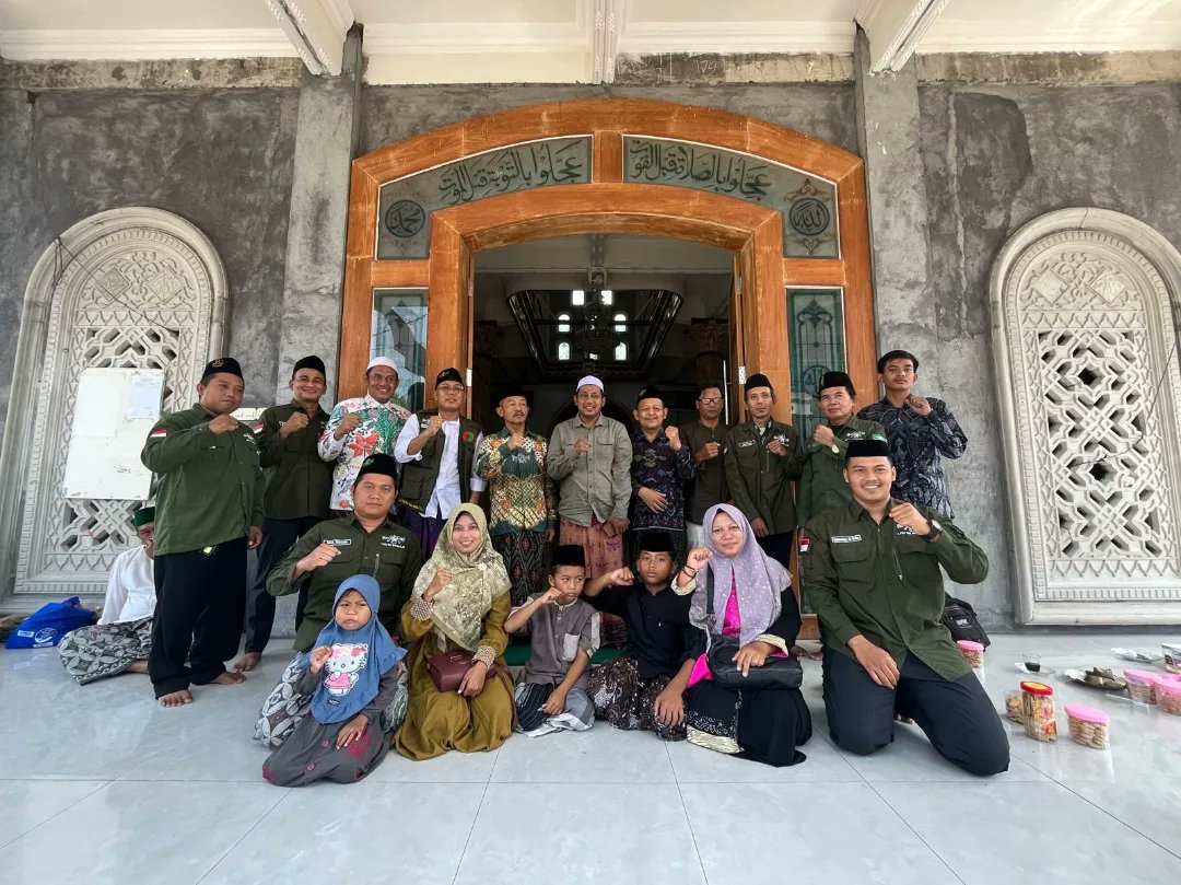 LPBINU_SIDOARJO's tweet photo. Safari Idul Fitri 1445 H PC LPBI NU Sidoarjo di ndalem KH. Zainal Abidin, Ketua Tanfidziyah PCNU Sidoarjo.(15/04)

#Nahdlatululama #pcnusidoarjo #nudeltamedia #pplpbinu #lpbinu #lpbinusidoarjo #siapsiaga #siagabencana #relawan #Sidoarjo #jawatimur

https://t.co/aXMGpV4a4Q https://t.co/u0gTeCSFuK