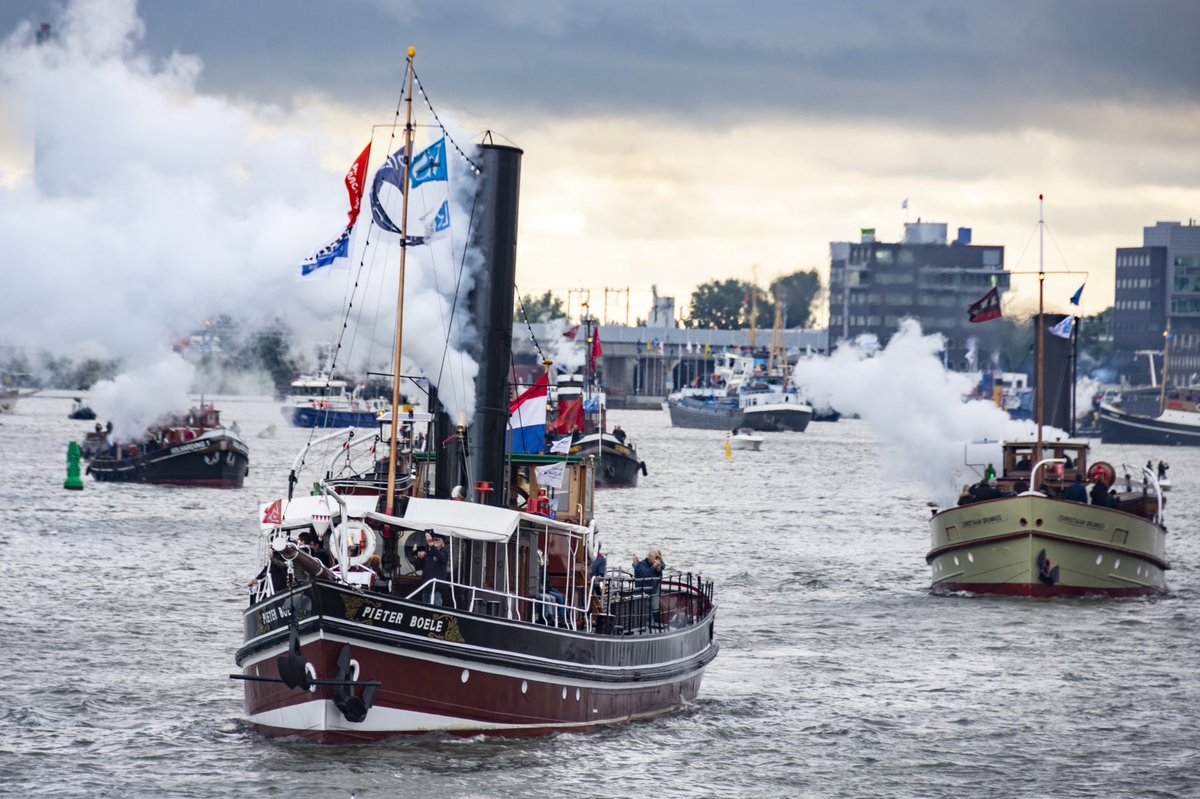 Dordtinstoom's tweet photo. Hebben jullie ook zo’n zin in Dordt in Stoom?

Elk jaar wordt het evenement geopend met de vlootschouw. Hier zijn alle boten in hun volle glorie te zien!

Kijk voor het volledige programma op https://t.co/fbOEQjuyXp https://t.co/SeDXPtagh6