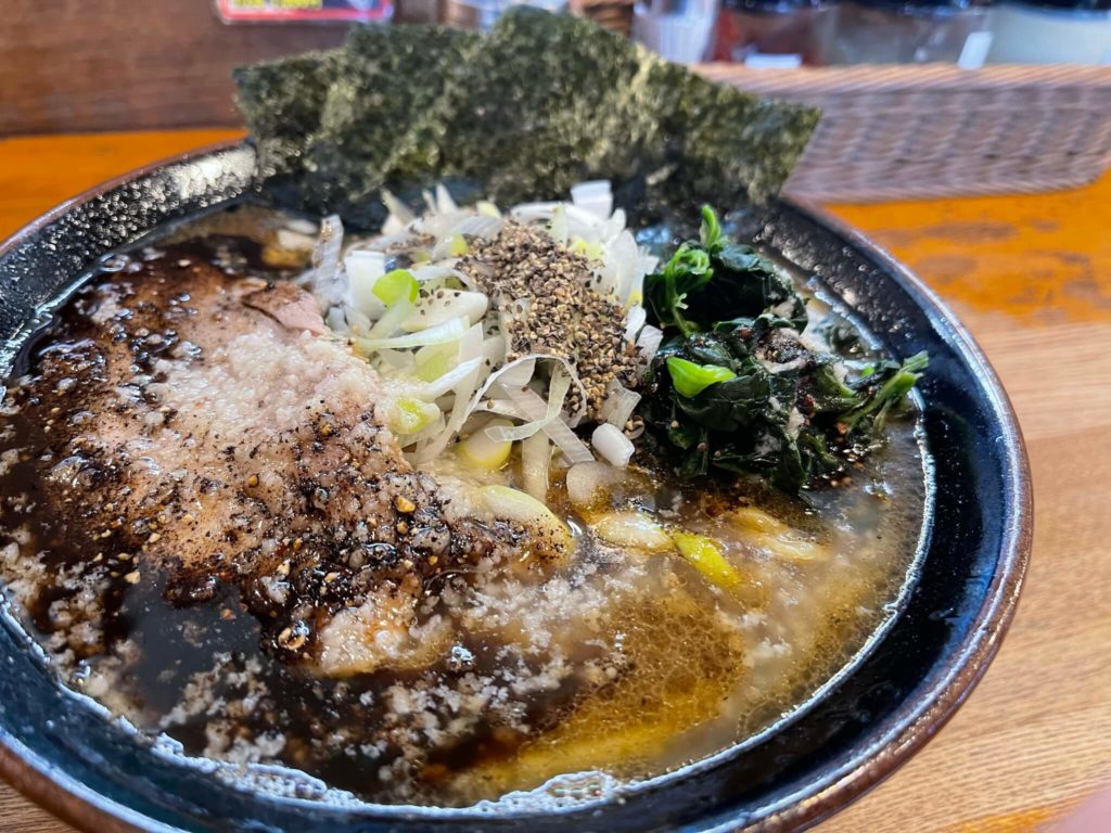 CG_gourmet's tweet photo. 超ご当地グルメ
過去記事紹介
2020年12月来店
#とき卵の入った家系 といえば？ #武蔵境 にある #大山家！限定メニュー「黒いとき卵ラーメン 〜インパクト2020〜」を実食！これはうまかった！
https://t.co/3RNyFRCRM7
麺は山正食品に特注で作られた極太麺。歯応えもよくツルッとしてもちもち感もある https://t.co/JVAQL4Q70m