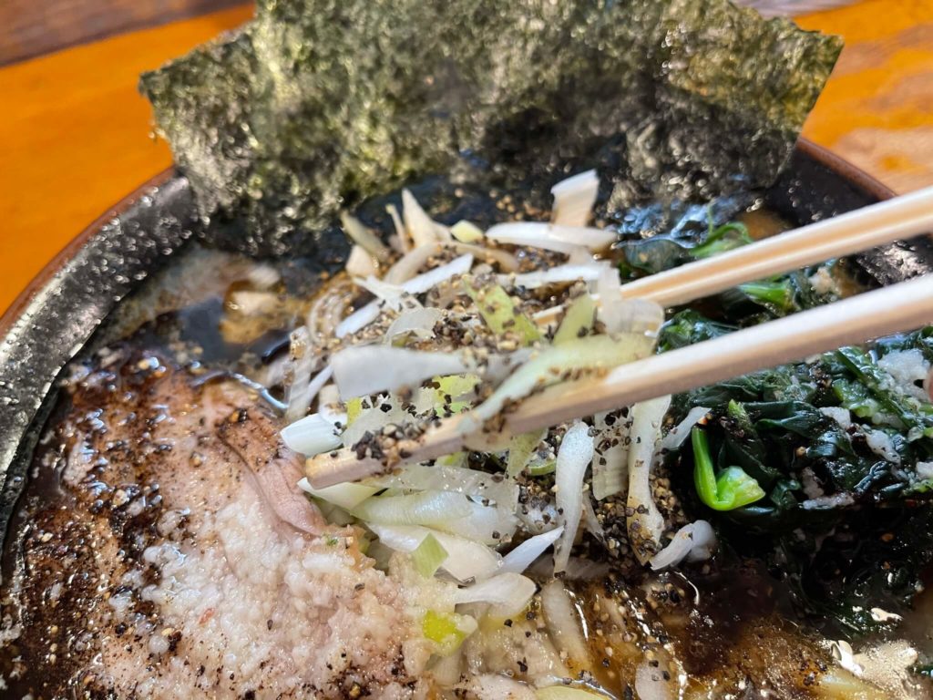 CG_gourmet's tweet photo. 超ご当地グルメ
過去記事紹介
2020年12月来店
#とき卵の入った家系 といえば？ #武蔵境 にある #大山家！限定メニュー「黒いとき卵ラーメン 〜インパクト2020〜」を実食！これはうまかった！
https://t.co/3RNyFRCRM7
麺は山正食品に特注で作られた極太麺。歯応えもよくツルッとしてもちもち感もある https://t.co/JVAQL4Q70m