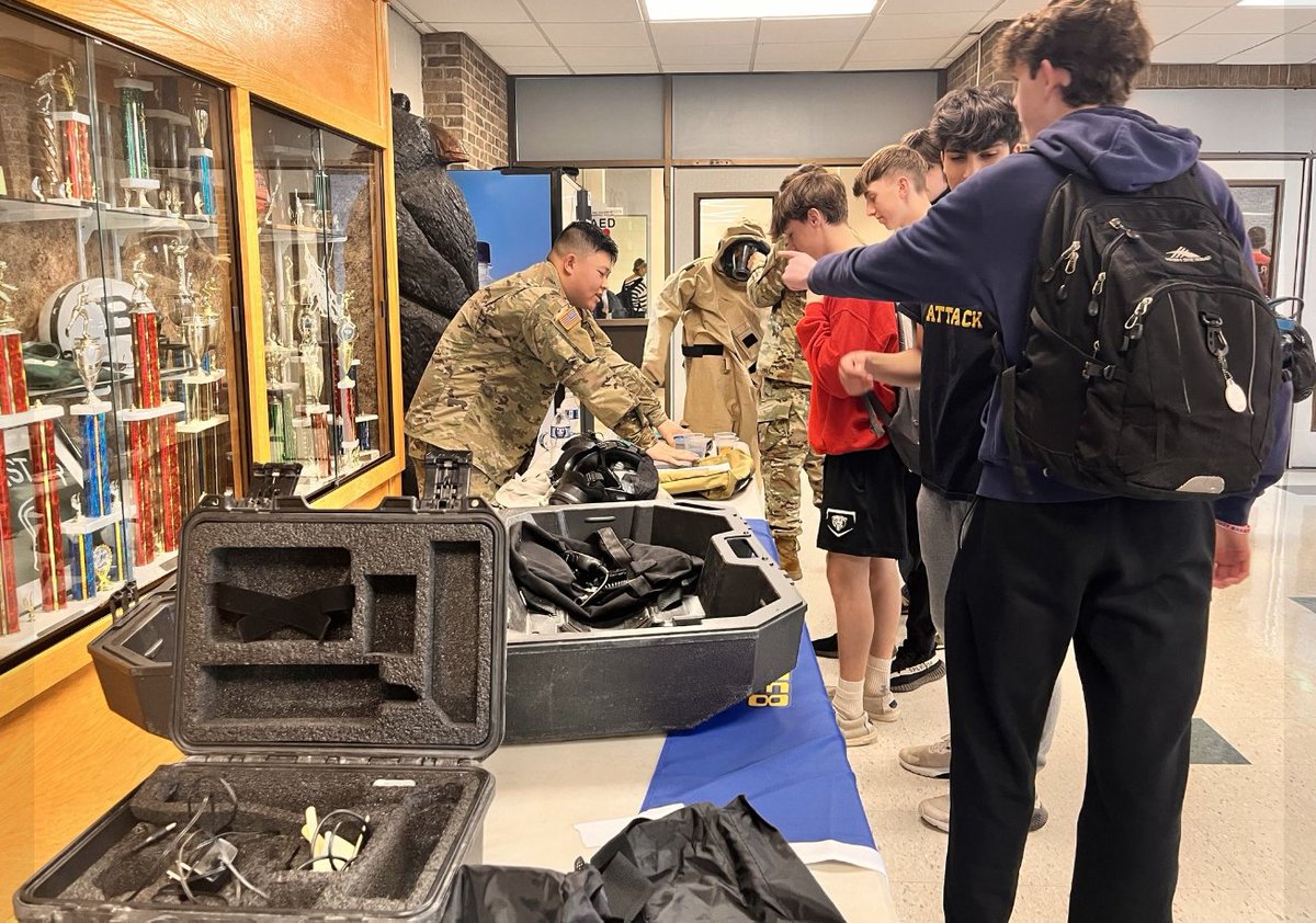 Thank you @brewsterschools for an AWESOME #ArmyDay!  

Love meeting future leaders and talking about @USArmy life #GoArmy #BeAllYouCanBe #FutureSoBright