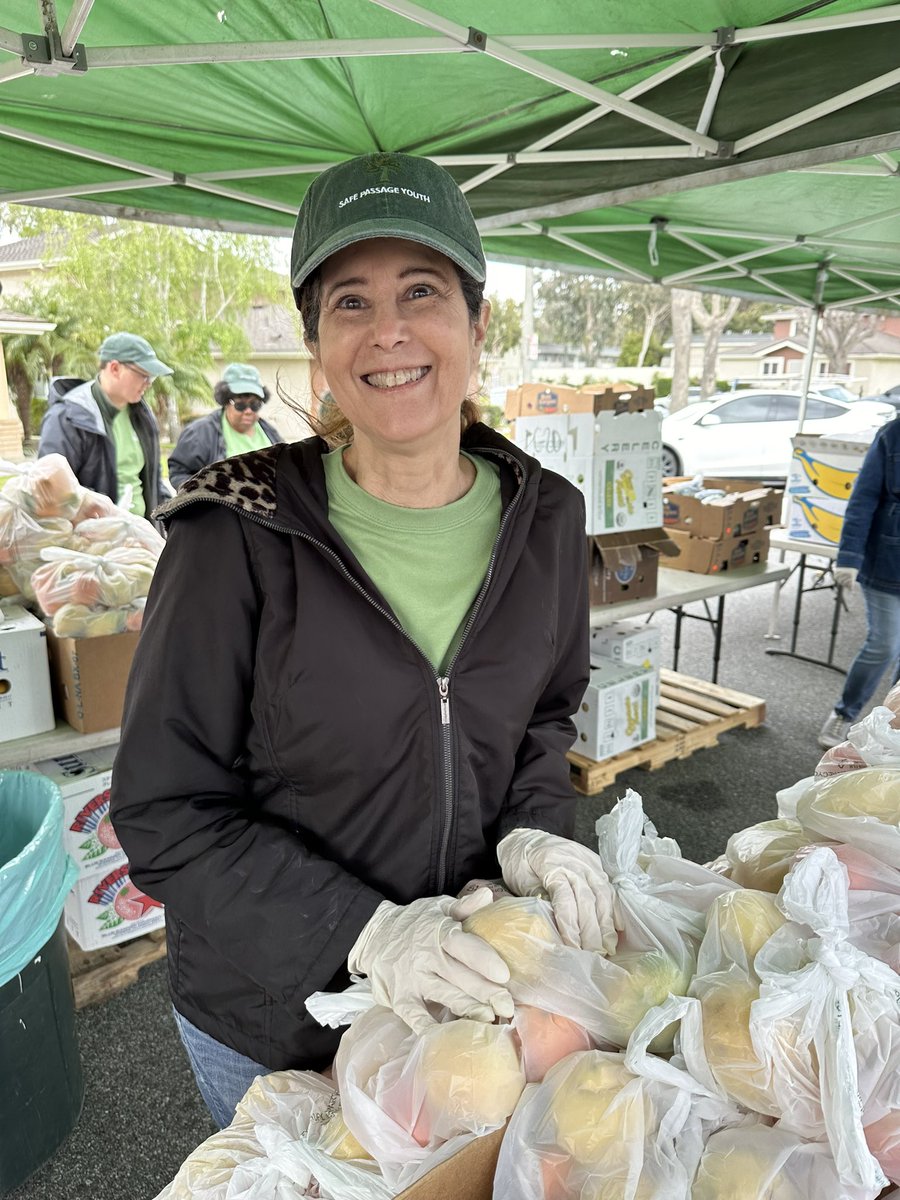 12,000 pounds of fresh food, provided to moms and kids at this weekend’s Safe Passage Community Outdoor Free Market. 71 volunteers, 700 family members fed. Thank you Food Share VC, Food Forward, Kiwanis, ArtTrek, Rotary, Gene Haas Foundation, City of Toaks Staff, CRPD,…