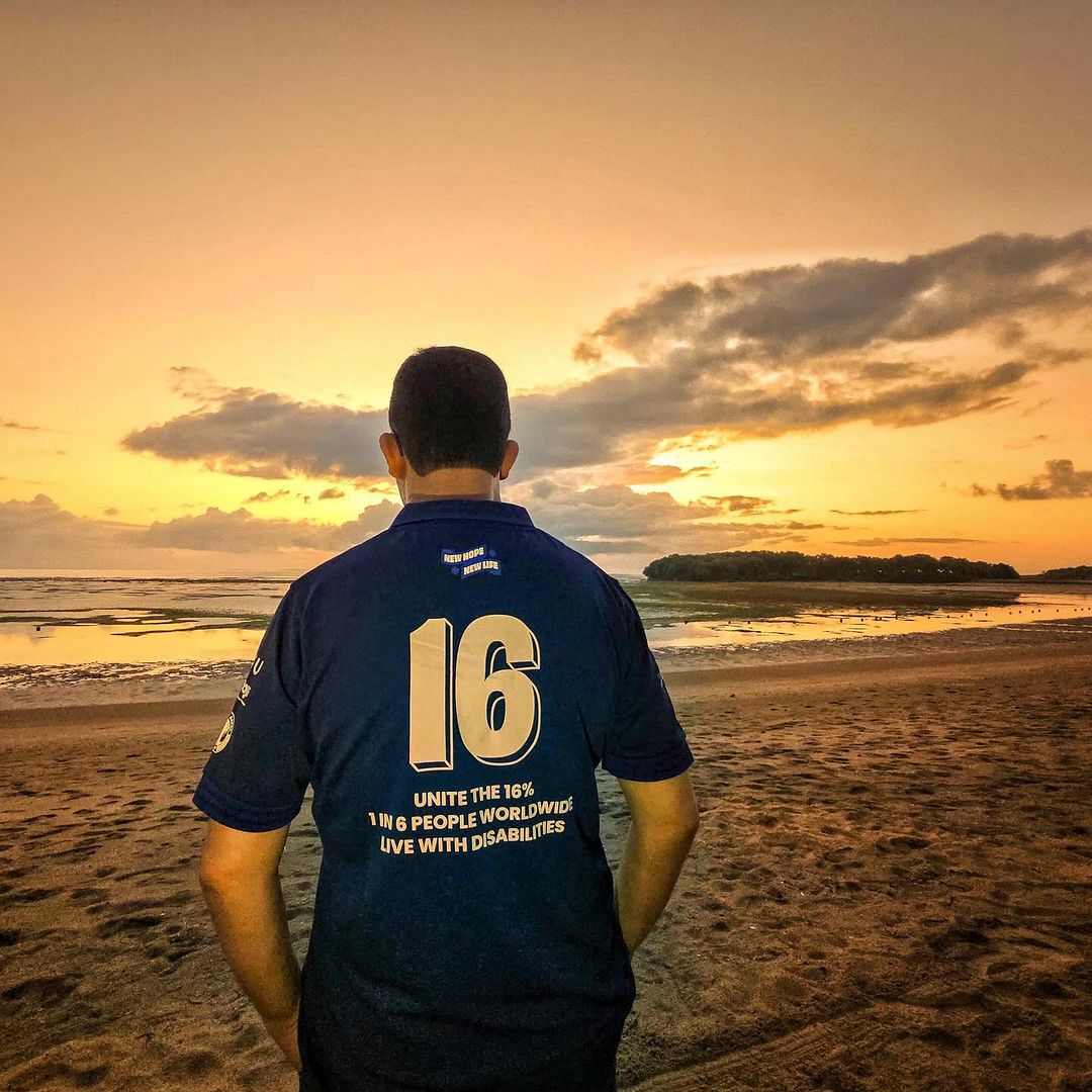 idextratime's tweet photo. 🚨 'El Chef' Abah @aniesbaswedan secara terang-terangan beri dukungan buat teman-teman disabilitas lewat jersey #MILLS yang dipakai liburan di Bali bareng istri. Jersey charity ini 100% keuntungannya disumbangin buat donasi kaki palsu. 🥹

Yang mau koleksi jersey ini bisa beli di: https://t.co/qeUJle2HE5

Gunakan Kode Kupon 'JERSEYBIRUETI' untuk mendapatkan diskon Rp125 ribu spesial followers ETI. 🥰

BTW angka 16 itu ada maknanya yah ☺️