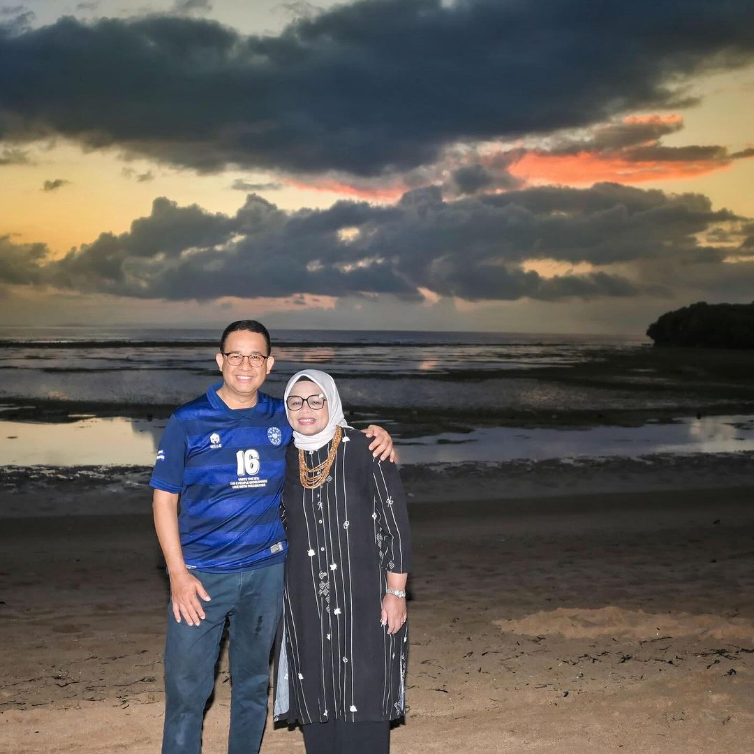 idextratime's tweet photo. 🚨 'El Chef' Abah @aniesbaswedan secara terang-terangan beri dukungan buat teman-teman disabilitas lewat jersey #MILLS yang dipakai liburan di Bali bareng istri. Jersey charity ini 100% keuntungannya disumbangin buat donasi kaki palsu. 🥹

Yang mau koleksi jersey ini bisa beli di: https://t.co/qeUJle2HE5

Gunakan Kode Kupon 'JERSEYBIRUETI' untuk mendapatkan diskon Rp125 ribu spesial followers ETI. 🥰

BTW angka 16 itu ada maknanya yah ☺️