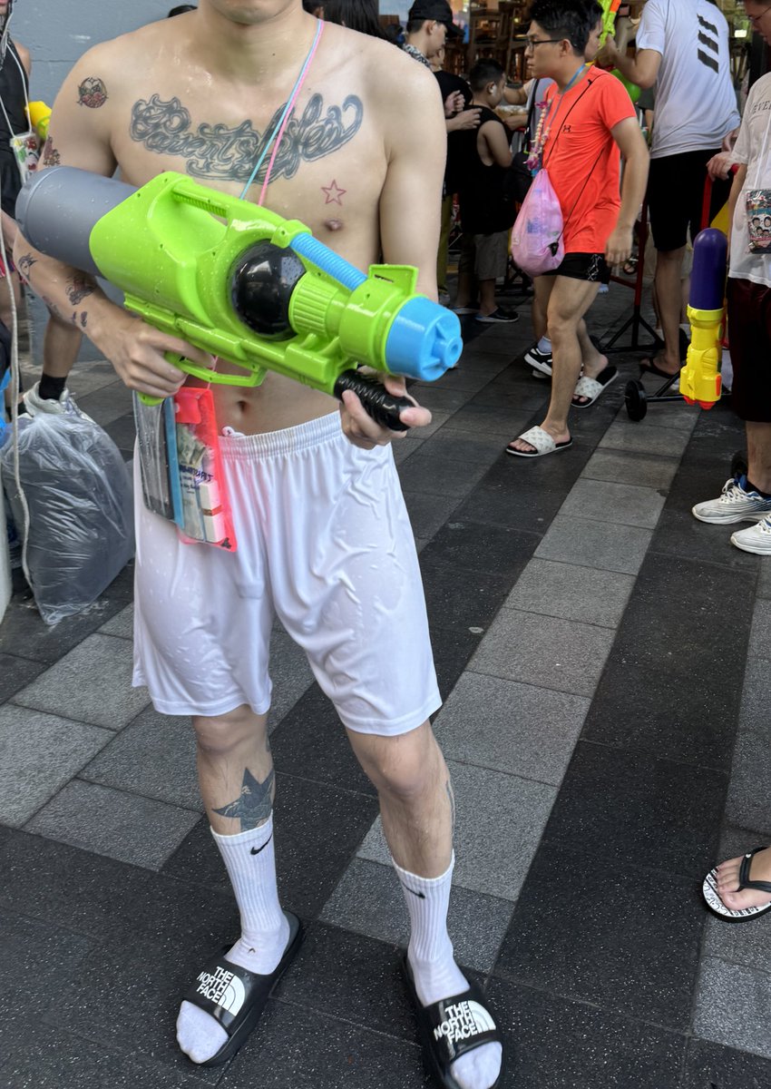 sarankanjanapas's tweet photo. คนจีนไม่ชอบใส่กางเกงในเล่นน้ำหรอ ชอบมาก https://t.co/3OBszvd5Qd