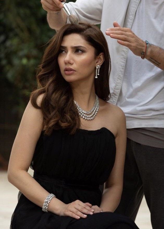 lubitubis's tweet photo. Problematic things Mahira Khan has done

A much-needed thread https://t.co/vzCUvCZH65