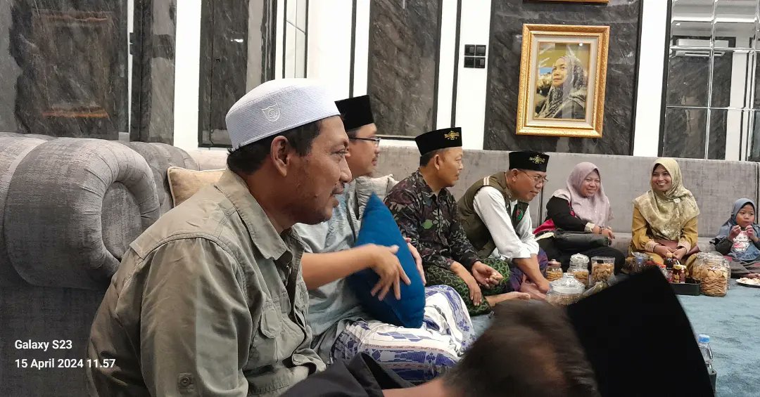 LPBINU_SIDOARJO's tweet photo. Safari Idul Fitri 1445 H PC LPBI NU Sidoarjo dirumah dinas Bupati Sidoarjo, H. Muhdlor Ali, S. Ip.(15/04)

#Nahdlatululama #pcnusidoarjo #nudeltamedia #pplpbinu #lpbinu #lpbinusidoarjo #siapsiaga #siagabencana #relawan #Sidoarjo #jawatimur

https://t.co/gJaSEIuyr0 https://t.co/yaDwCdErZg