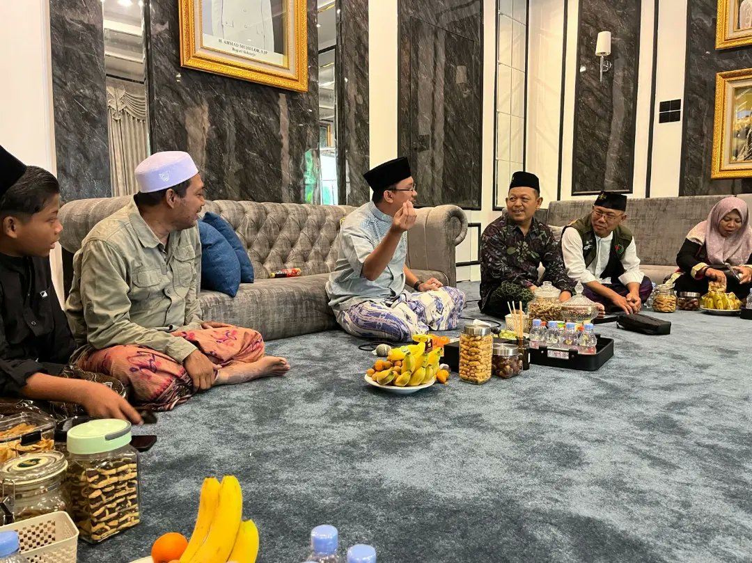 LPBINU_SIDOARJO's tweet photo. Safari Idul Fitri 1445 H PC LPBI NU Sidoarjo dirumah dinas Bupati Sidoarjo, H. Muhdlor Ali, S. Ip.(15/04)

#Nahdlatululama #pcnusidoarjo #nudeltamedia #pplpbinu #lpbinu #lpbinusidoarjo #siapsiaga #siagabencana #relawan #Sidoarjo #jawatimur

https://t.co/gJaSEIuyr0 https://t.co/yaDwCdErZg