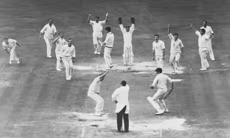 Derek Underwood @KentCricket helped frame one of the greatest cricket photographs of all time, taking 4 for 6 off 27 balls at the Oval in 1968 and helping England beat Australia with minutes to spare in an Ashes Test thought unwinnable after rain #RIPDeadly #iconic