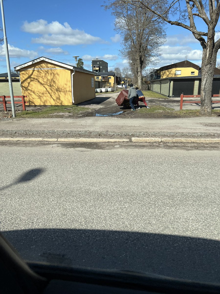 Filochsofen's tweet photo. Många har sagt att invandrare är slarviga med sopsortering, men på bilden har vi beviset att så inte är fallet! 2 killar rullar en soffa till det lokala soprummet i Sandviken. #migpol #Sandviken #sopsortering #israel #skärholmen #vänstern #nyabruket https://t.co/iIp2YBwuZe