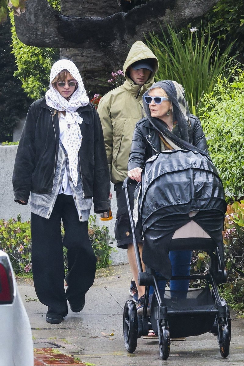 filespattinson's tweet photo. robert pattinson, suki waterhouse, baby pattinson-waterhouse and clare pattinson in los angeles https://t.co/2bT63ZItfQ