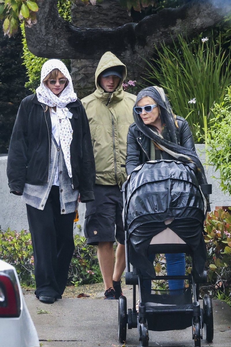 filespattinson's tweet photo. robert pattinson, suki waterhouse, baby pattinson-waterhouse and clare pattinson in los angeles https://t.co/2bT63ZItfQ