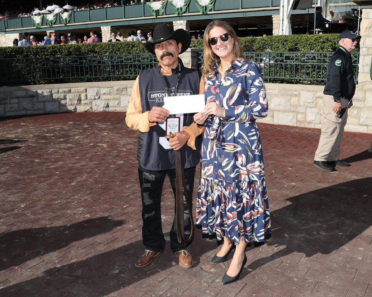 We were honored to once again be included in @StonestreetFarm Lexington Stakes charities. Being able to present a well deserved award to the groom of the best turned out 🏇🏻, is near and dear to our mission. 📸: @keeneland Coady Media