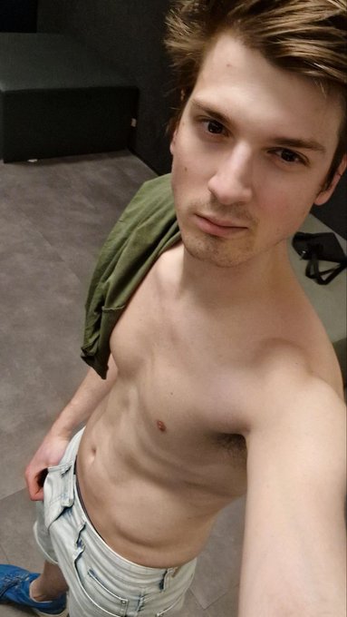 Petite photo apr&egrave;s la s&eacute;ance de sport 😮&zwj;💨 Je continue &agrave; bien me pr&eacute;parer, les @GrabbysEurope arrivent<a href="/tag/murrsuitmonday"class="tags"><span>#murrsuitmonday</span></a>