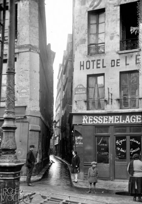 Albert Harlingue. 
Entrée de la rue de Venise 
1930-34  Paris Le Marais