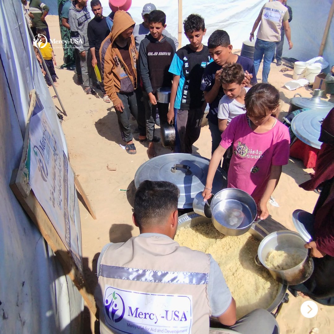MercyUSA's tweet photo. Our partner on the ground, the Agricultural &amp; Environmental Development Society (AED) is cooking, packaging and distributing hot meals with bottled water along with fresh produce to displaced families in Rafah, Gaza 🙏🏽⁣
⁣
Donate to help feed families 🔗 https://t.co/7I8uyQkPkZ https://t.co/QNMsjClEe6