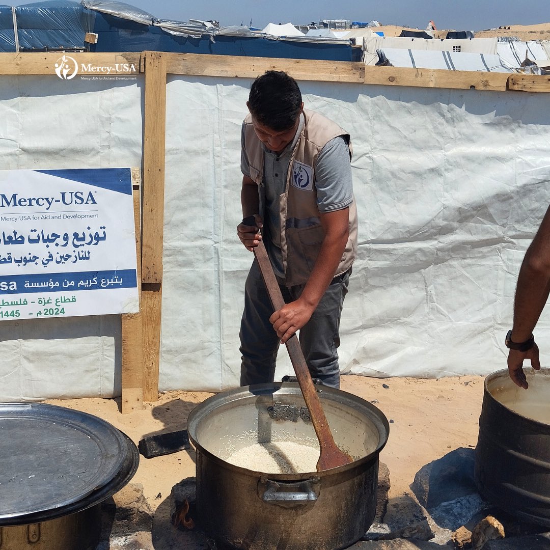 MercyUSA's tweet photo. Our partner on the ground, the Agricultural &amp; Environmental Development Society (AED) is cooking, packaging and distributing hot meals with bottled water along with fresh produce to displaced families in Rafah, Gaza 🙏🏽⁣
⁣
Donate to help feed families 🔗 https://t.co/7I8uyQkPkZ https://t.co/QNMsjClEe6
