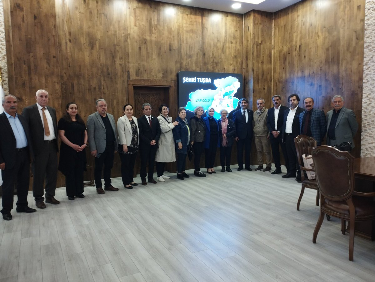 CHP Van Değişim grubu olarak Tuşba belediye başkanlarına hayırlı olsuna gittik yolları açık olsun✌️✌️