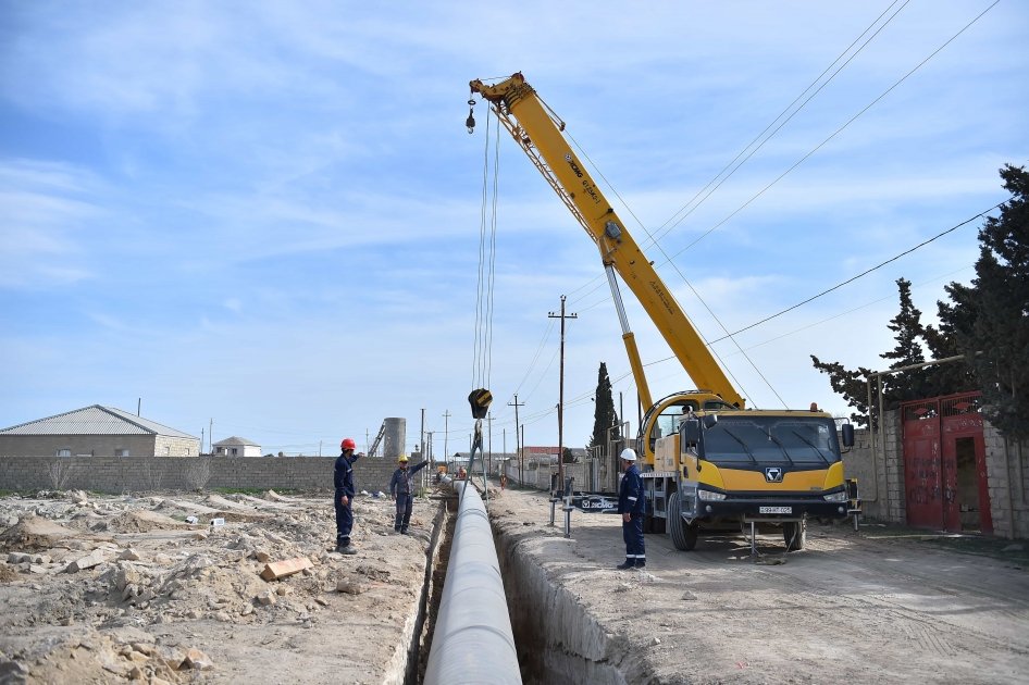 Xalqqazeti's tweet photo. 🚜💧Azərbaycan Dövlət Su Ehtiyatları Agentliyi (ADSEA) Bakıətrafı qəsəbələrdə əhalinin içməli su təchizatının yaxşılaşdırılması məqsədilə yeni layihənin icrasına başlayıb.
#xalqqazeti #xalqqəzeti #azərbaycan #bakı #Qarabağ #ADSEA #water #su #mastaga #nardaran #bilgeh https://t.co/gd0R8uRHWP